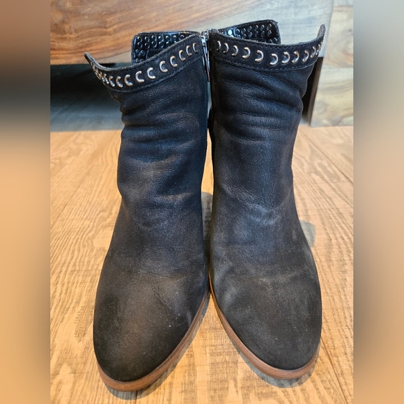 Vince Camuto | Finchie Ankle Bootie, Size 8.5 - Picture 4 of 7